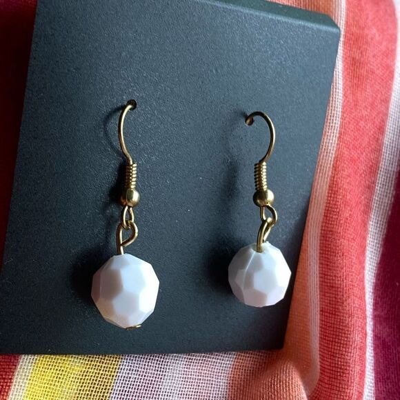 0966 - Capsule simple casual white faceted bead dangle earrings - Picture 4 of 4
